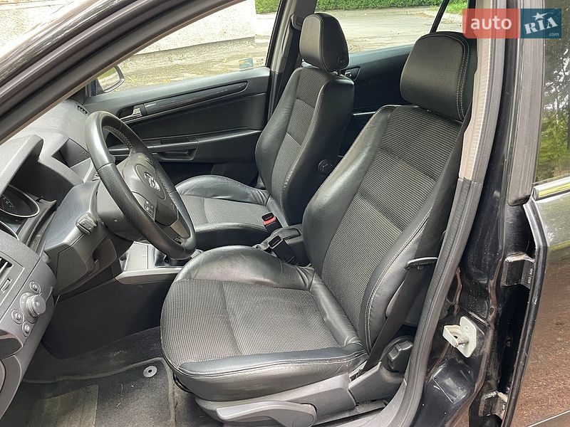 Универсал Opel Astra 2004 в Остроге