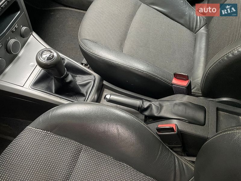 Универсал Opel Astra 2004 в Остроге