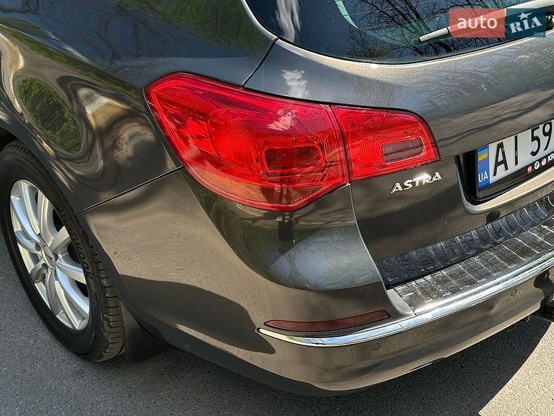 Универсал Opel Astra 2014 в Киеве