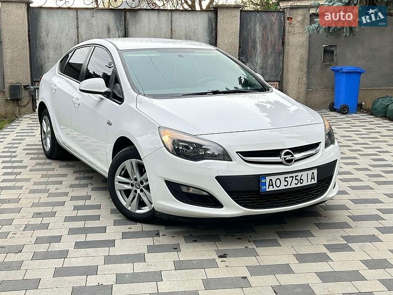 Седан Opel Astra 2017 в Ужгороді