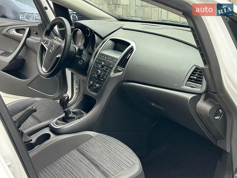 Седан Opel Astra 2017 в Ужгороді