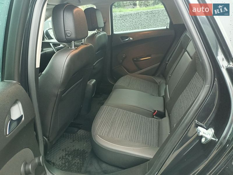 Универсал Opel Astra 2015 в Львове