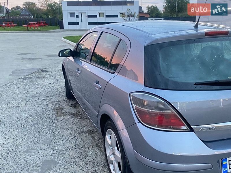 Хэтчбек Opel Astra 2008 в Олевске