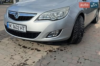 Універсал Opel Astra 2012 в Сарнах