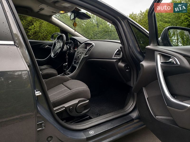 Универсал Opel Astra 2013 в Житомире