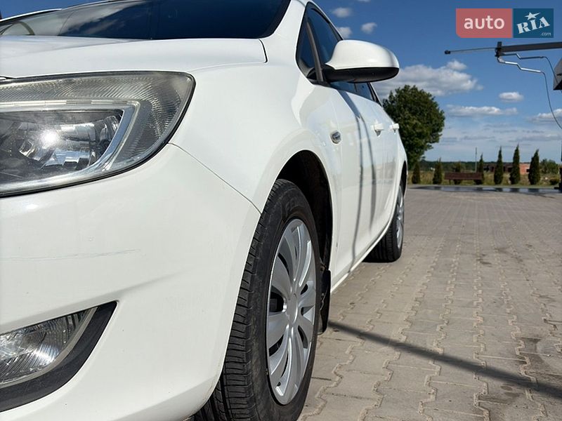 Универсал Opel Astra 2011 в Оброшином