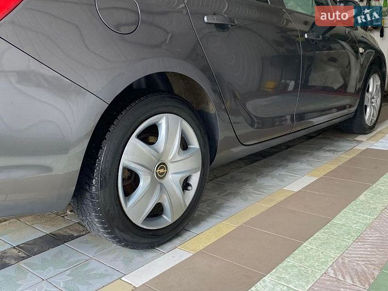 Хэтчбек Opel Astra 2011 в Косове