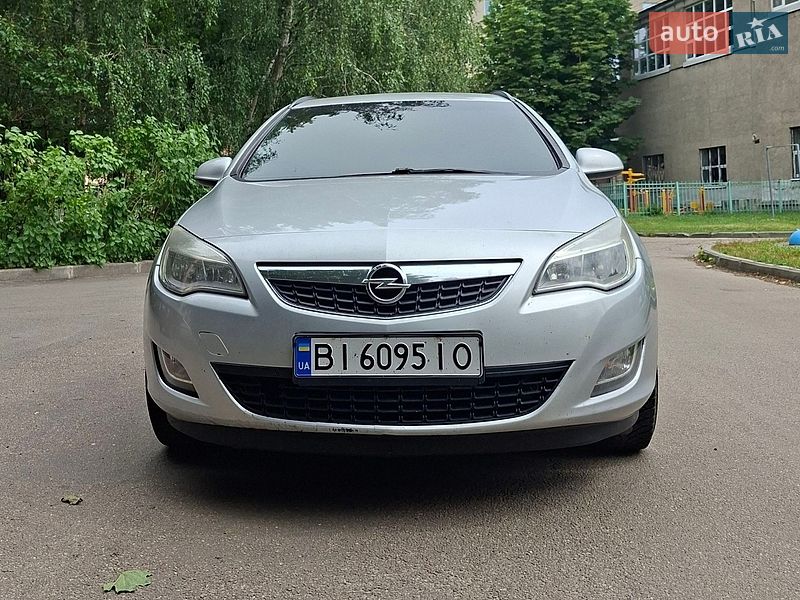 Универсал Opel Astra 2010 в Полтаве
