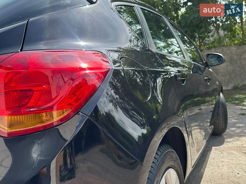 Хэтчбек Opel Astra 2011 в Хороле