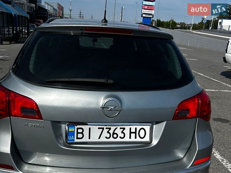 Универсал Opel Astra 2013 в Полтаве
