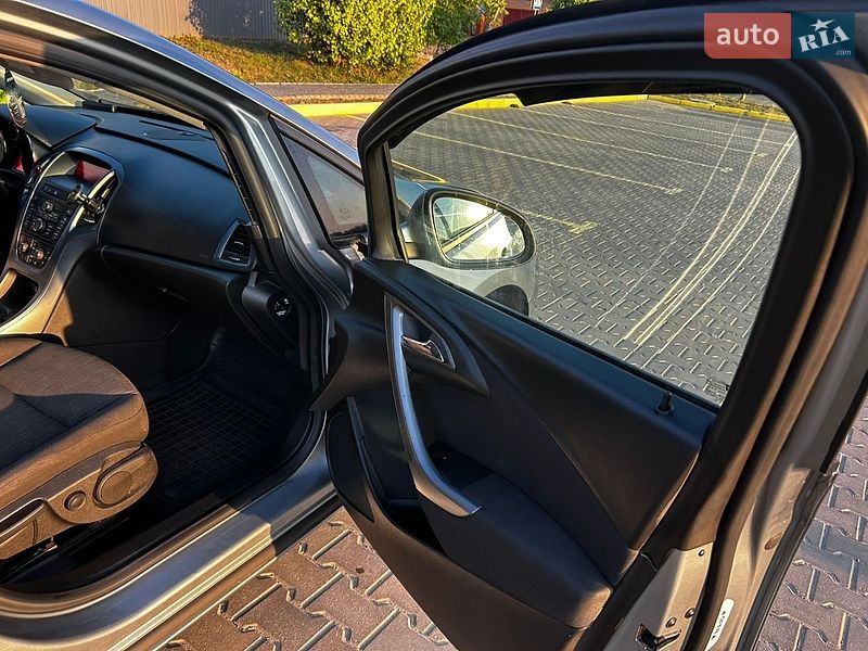 Универсал Opel Astra 2013 в Полтаве