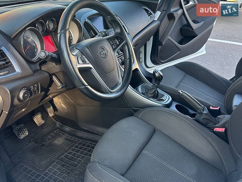 Универсал Opel Astra 2014 в Гатном