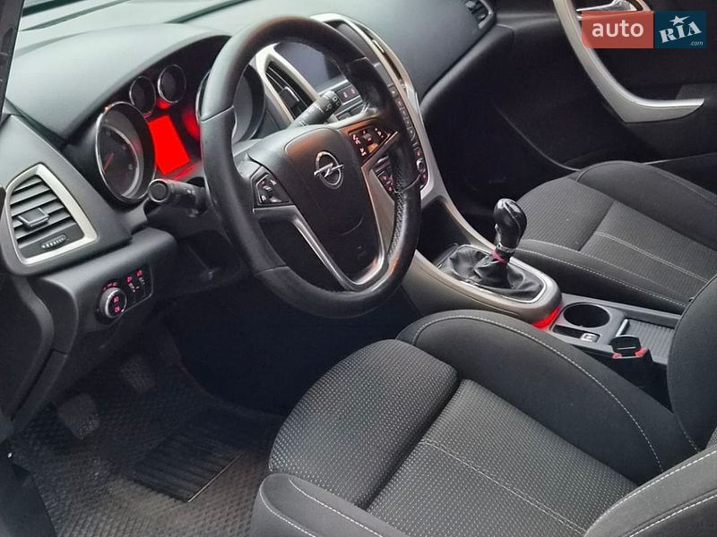 Універсал Opel Astra 2012 в Нетішині