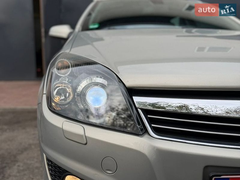 Универсал Opel Astra 2010 в Хороле