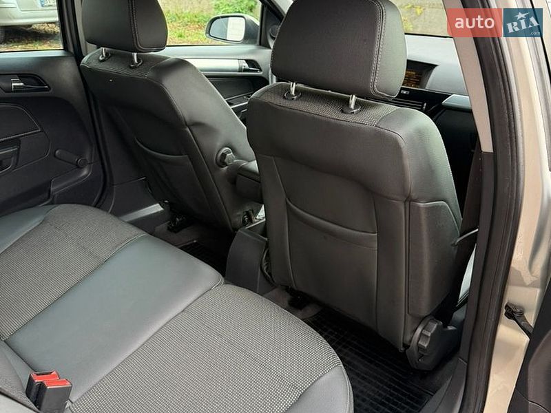 Универсал Opel Astra 2010 в Хороле