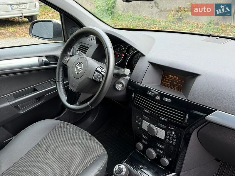 Универсал Opel Astra 2010 в Хороле