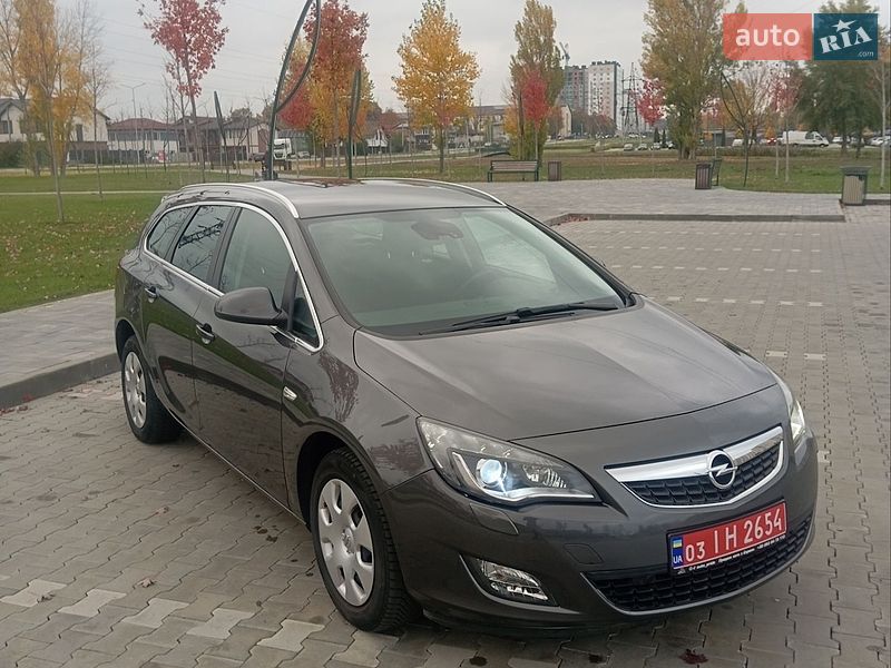 Універсал Opel Astra 2011 в Бучі