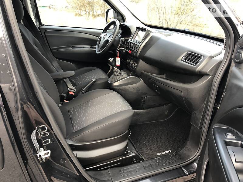 Вантажопасажирський фургон Opel Combo 2016 в Стрию