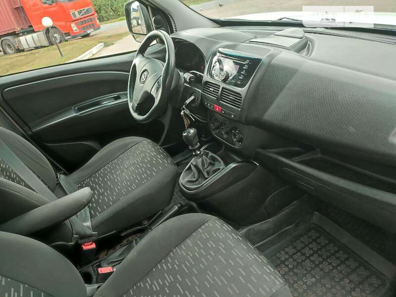 Вантажний фургон Opel Combo 2017 в Конотопі