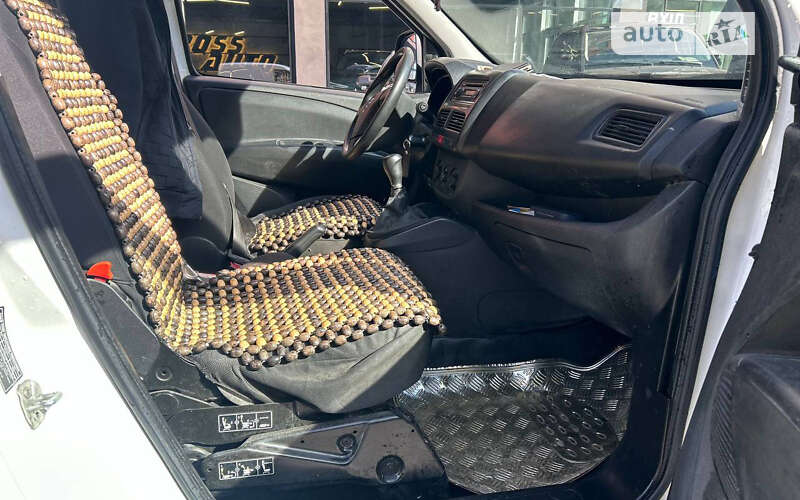 Вантажний фургон Opel Combo 2013 в Чернівцях
