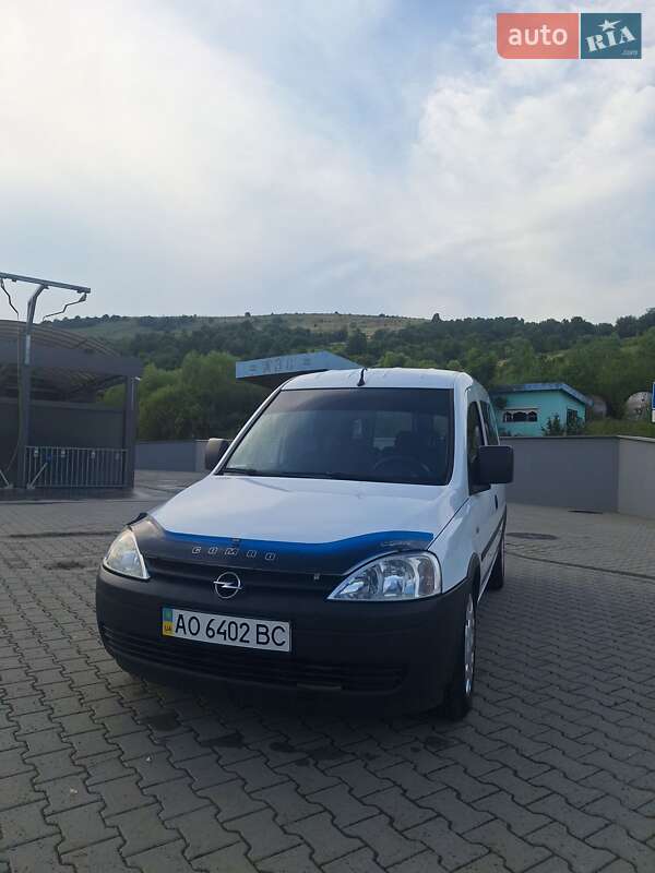 Минивэн Opel Combo 2007 в Воловце