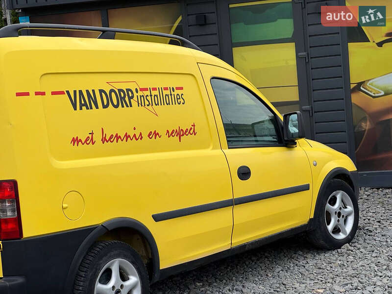 Грузовой фургон Opel Combo 2004 в Стрые