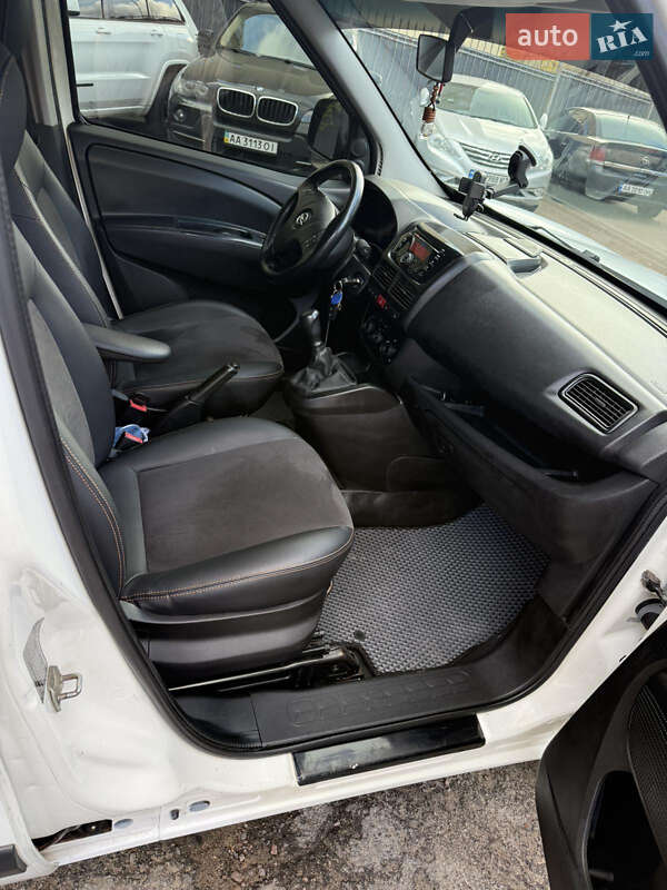 Вантажний фургон Opel Combo 2012 в Києві