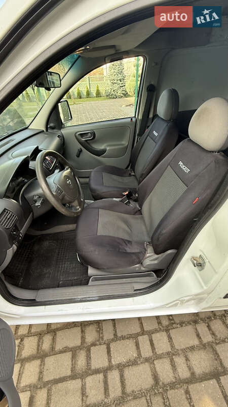 Вантажний фургон Opel Combo 2005 в Костопілі