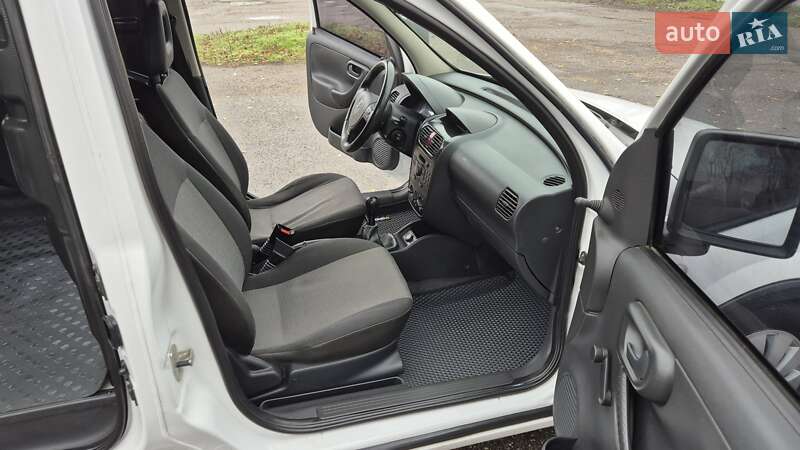 Вантажний фургон Opel Combo 2011 в Черкасах
