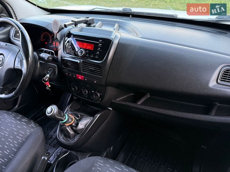 Вантажний фургон Opel Combo 2013 в Нетішині