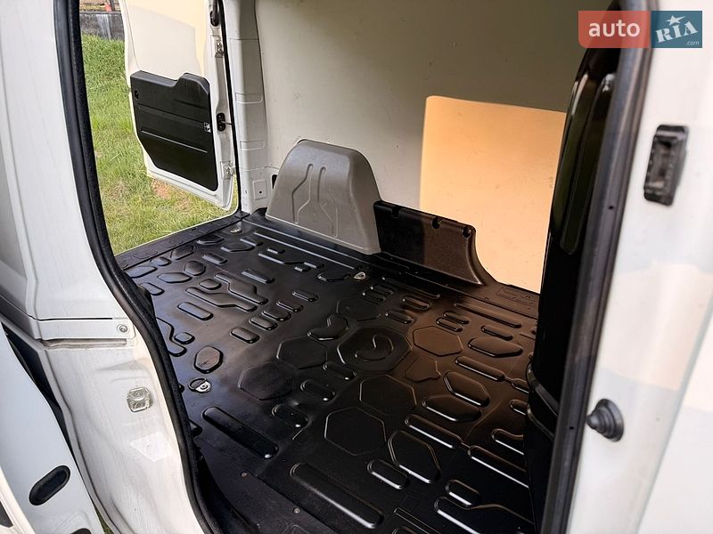 Вантажний фургон Opel Combo 2013 в Нетішині