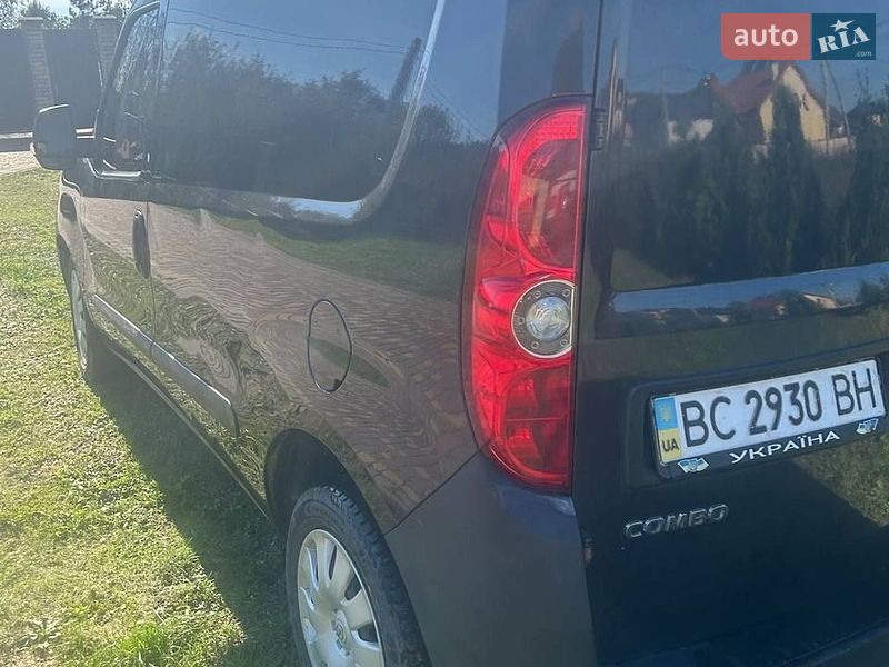 Вантажний фургон Opel Combo 2012 в Львові