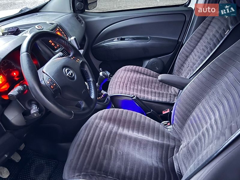 Грузовой фургон Opel Combo 2012 в Браиловом