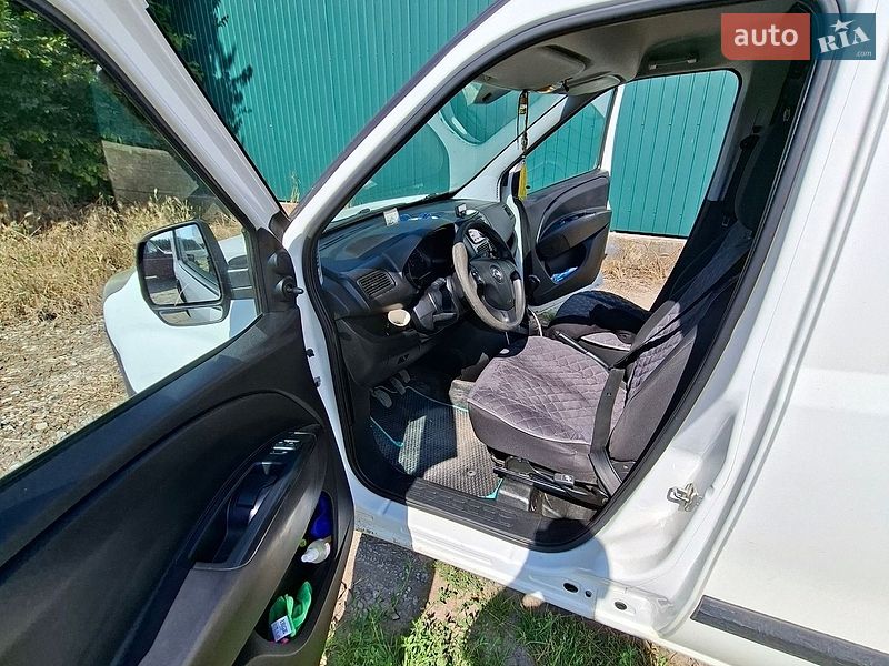 Вантажний фургон Opel Combo 2014 в Чернівцях