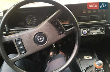 Седан Opel Commodore 1979 в Чернігові