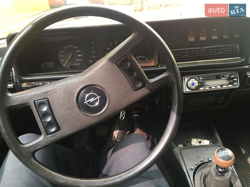 Седан Opel Commodore 1979 в Чернігові