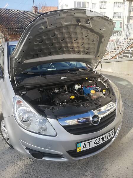 Седан Opel Corsa 2006 в Івано-Франківську