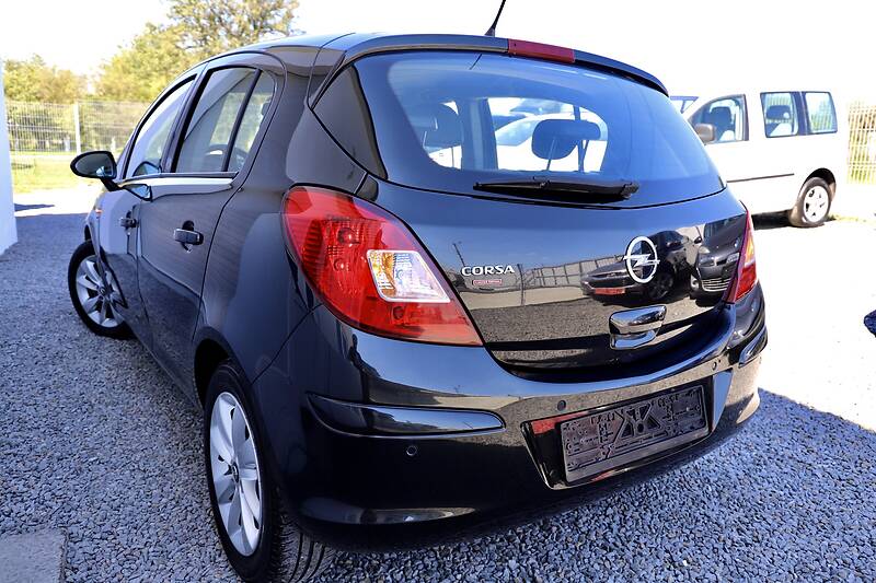 Хетчбек Opel Corsa 2015 в Дрогобичі