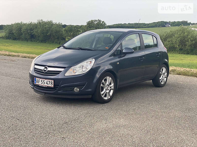 Хэтчбек Opel Corsa 2010 в 