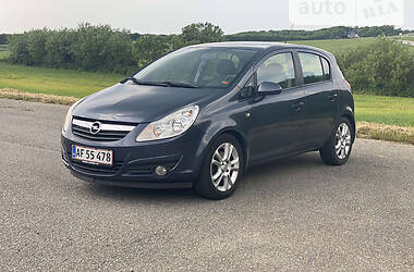 Хэтчбек Opel Corsa 2010 в 