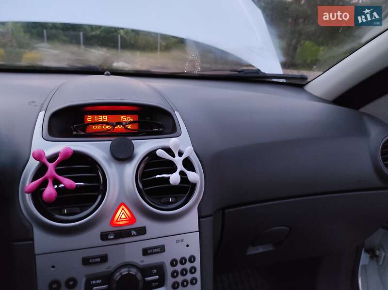 Хэтчбек Opel Corsa 2010 в Новояворовске