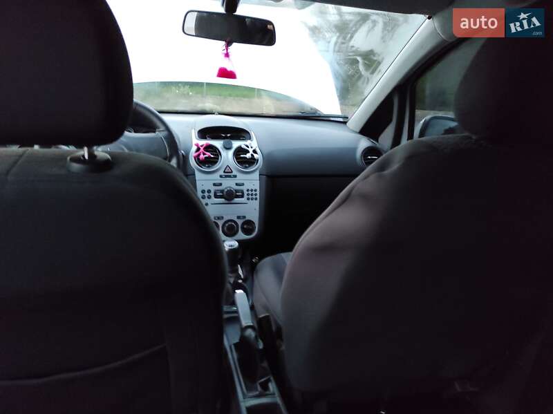 Хэтчбек Opel Corsa 2010 в Новояворовске