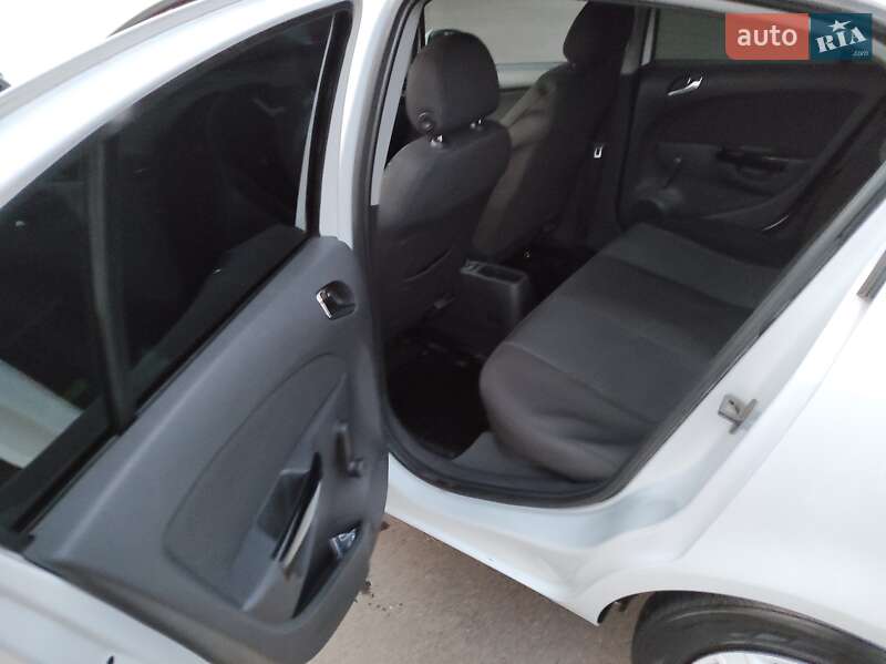 Хэтчбек Opel Corsa 2010 в Новояворовске