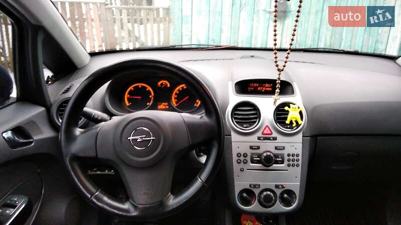Хэтчбек Opel Corsa 2011 в Репках