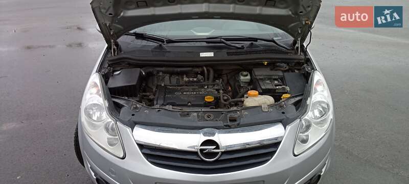 Хэтчбек Opel Corsa 2008 в Киеве