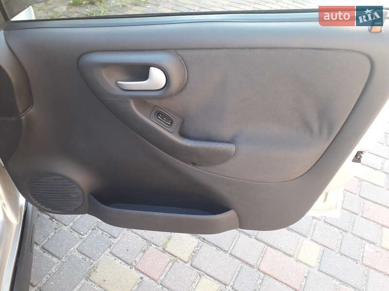 Хетчбек Opel Corsa 2002 в Шептицькому