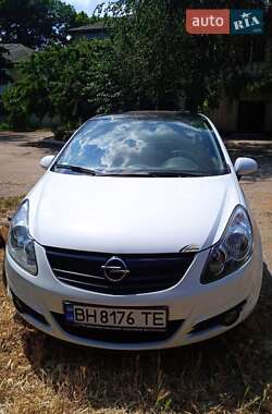 Хэтчбек Opel Corsa 2010 в 
