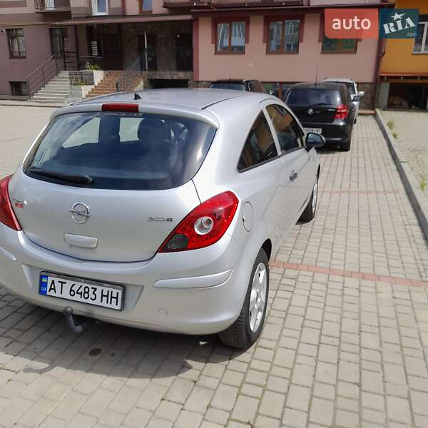 Хэтчбек Opel Corsa 2011 в Калуше