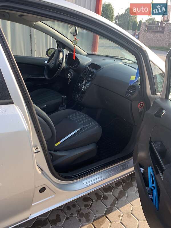 Хэтчбек Opel Corsa 2011 в Кременце