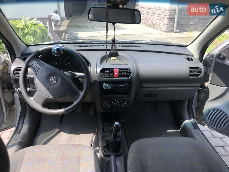 Хэтчбек Opel Corsa 2001 в Сваляве